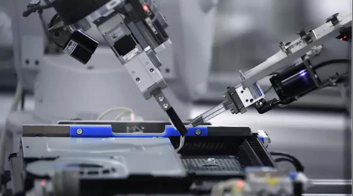 32臺(tái)機(jī)器人的自動(dòng)化工廠 32臺(tái)機(jī)器人的自動(dòng)化工廠